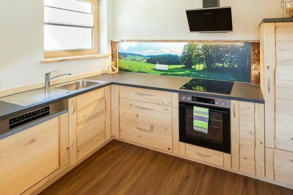 K�che und Essbereich der Ferienwohnung Baumkrone***** des Oberh�fenhof im Jostal im Schwarzwald