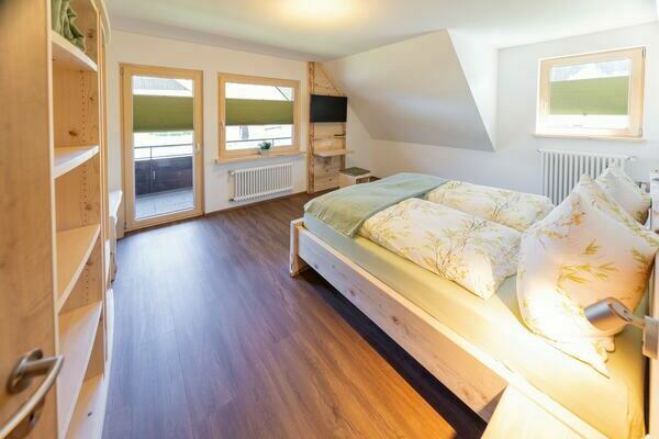 Schlafzimmer mit Doppelbett der Ferienwohnung Baumkrone***** des Oberh�fenhof im Jostal im Schwarzwald