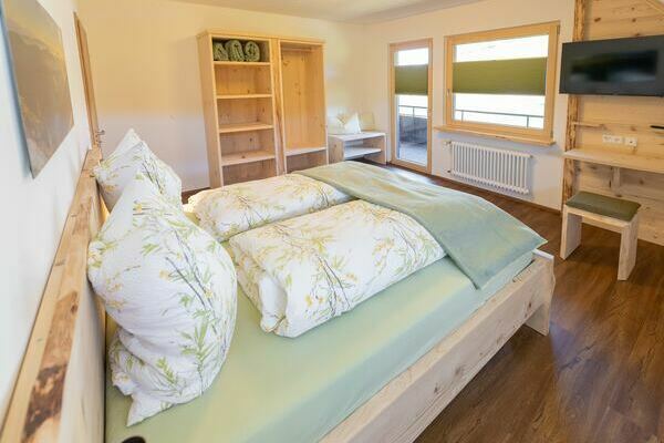 Schlafzimmer mit Doppelbett der Ferienwohnung Baumkrone***** des Oberh�fenhof im Jostal im Schwarzwald