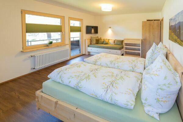 Schlafzimmer mit Doppelbett der Ferienwohnung Baumkrone***** des Oberh�fenhof im Jostal im Schwarzwald